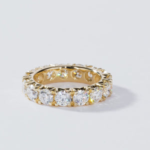 Film of the round lab-grown diamond eternity band in yellow gold