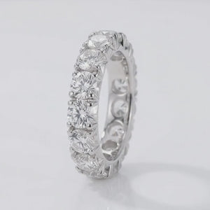 Film of the round lab-grown diamond eternity band in platinum